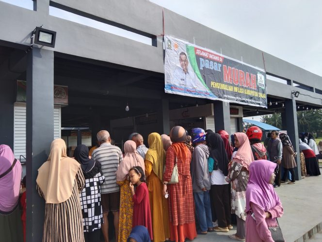 					Antusias Warga Menyambut Pasar Murah Pemkab di Alun-alun Sinjai Bersatu. (Dok: Ist/ Humas)