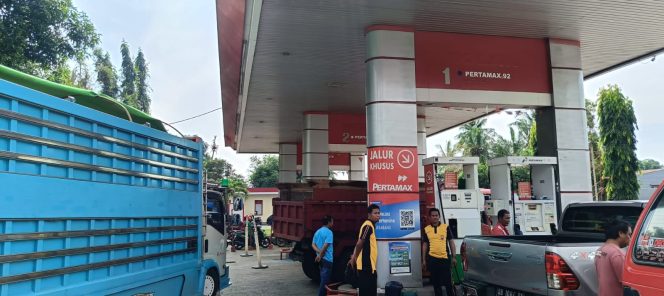 					Pemantauan dan Pengecekan SPBU Biringere oleh Personel Sat Reskrim Polres Sinjai. (Dok: Ist)