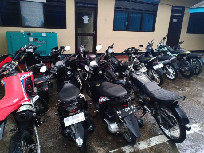 					Belasan Motor yang Terlibat Aksi Balap Liar Diamankan di Mapolres Sinjai. (Dok. Ist/ Ist