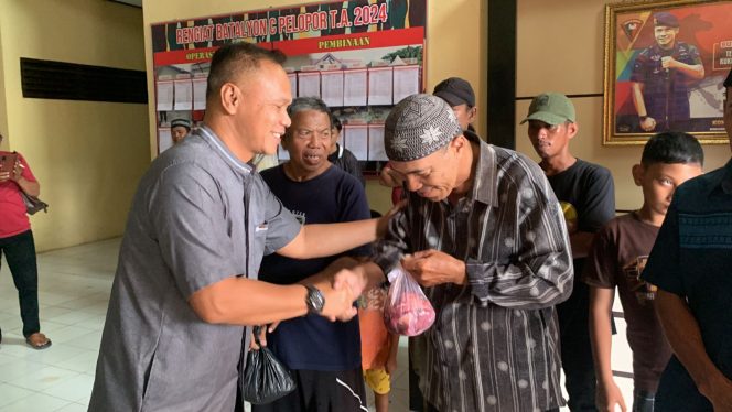 					Danyon Brimob Bone, Kompol Nur Ichsan Bagikan Bingkisan Daging Sapi Kurban ke Warga Sekitar Mako. (Dok. Ist)