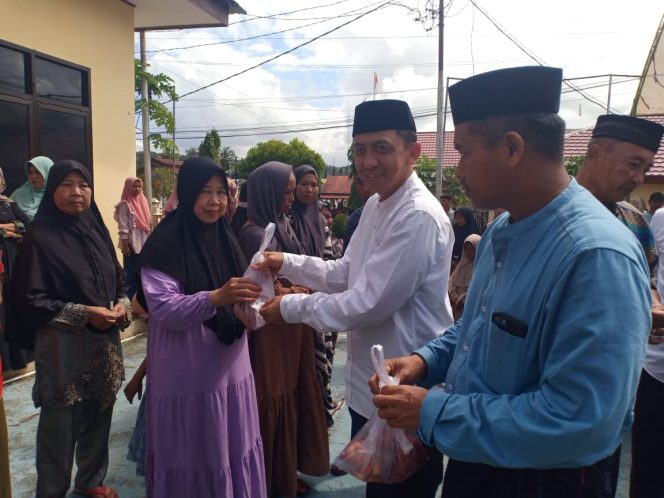 					Personel Polres Sinjai Bagikan Hewan Kurban ke Warga. (Dok. Ist)