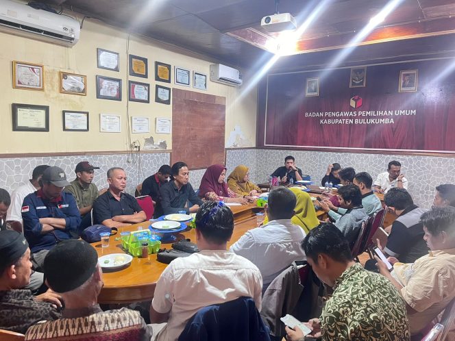 					Rapat Evaluasi Ketua dan Anggota Panwascam di Aula Kantor Bawaslu Bulukumba. (Dok. Ist)