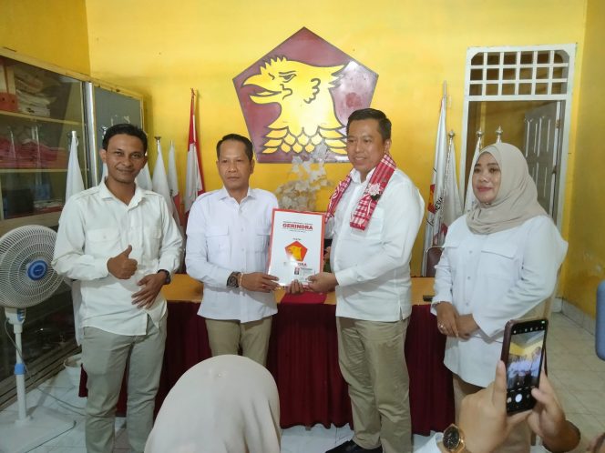 					Ketua DPC Partai Gerindra Sinjai Menyerahkan KTA ke H. Badris. (Dok. Ist)