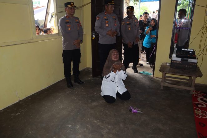 					Pemilik Rumah, Nirmayani Sujud Syukur Usai Rumahnya Diresmikan. (Dok. Ist/ Humas)