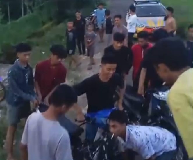 					Motor Pelaku Balap Liar Diamankan oleh Personel Polsek Sinjai Selatan di Lokasi. (Foto: Ist)