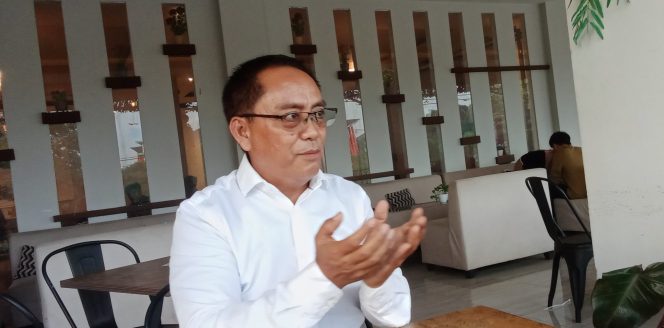 					Rahman Bando saat bercerita di salah satu cafe. (Berita.news)