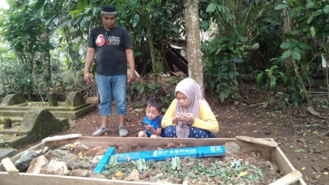 					Nurul bersama Anaknya saat Berziarah ke Makam Almarhum Suaminya di Kasimpureng. (Dok. Berita.News/ Syarif)