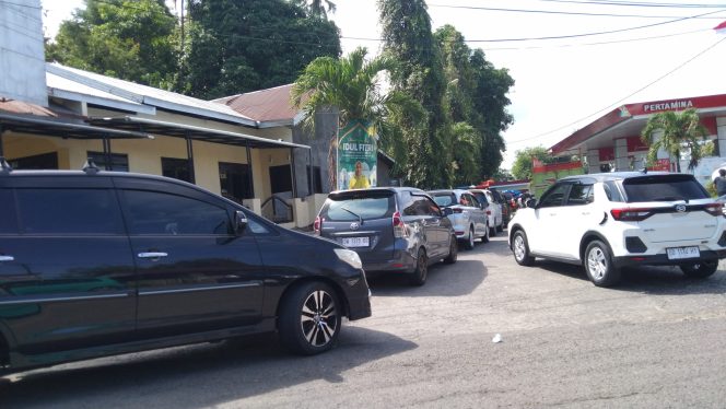 					Antrian Kendaraan untuk Mengisi BBM di SPBU. (Dok. Berita.News/ Syarif)