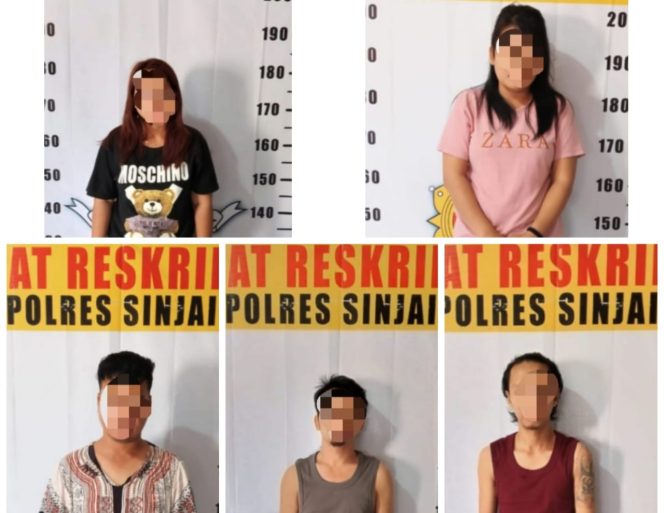 					Kelima Terduga Pelaku Penipuan Diamankan di Mapolres Sinjai. (Dok. Ist/ Kolase)
