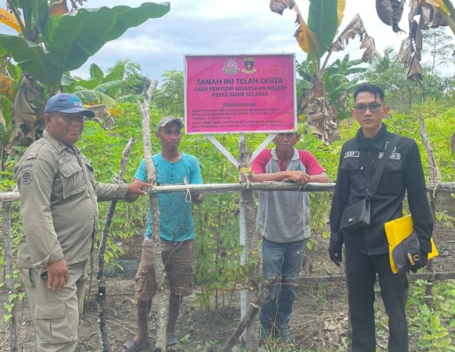 					Tim Penyidik Pidsus Kejari Selayar Pasang Plang Sita Tanah di Desa Lamantu