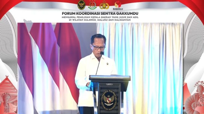 					Deputi Hukum dan Hak Asasi Manusia Sugeng Purnomo mewakili Menko Polhukam RI Hadi Tjahjanto dalam membuka Forum Koordinasi Sentra Gakkumdu wilayah Sulawesi, Kalimantan dan Maluku (dok)