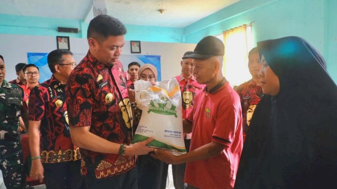 					Pemkab Gowa-Bulog Salurkan 54.800 Kg Beras di Kecamatan Somba Opu