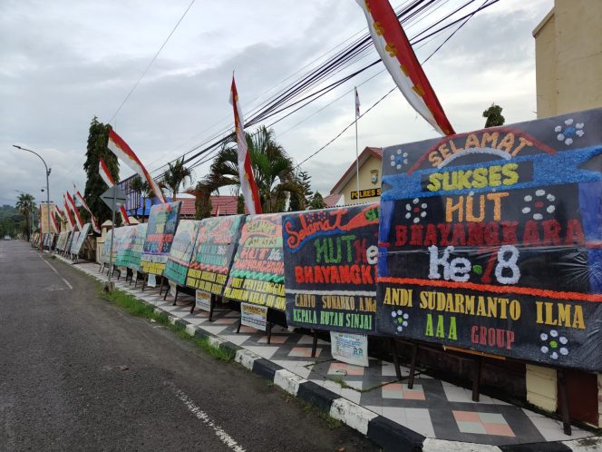 					Karangan Bunga Ucapan HUT Bhayangkara ke-78 di Polres Sinjai. (Dok. Berita.News/ Syarif)