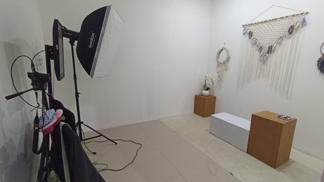 					Ruang Pemotretan Cahaya Rezeki (CR) Studio Foto Bulukumba. (Dok. Ist/ Cahaya Rezeki)