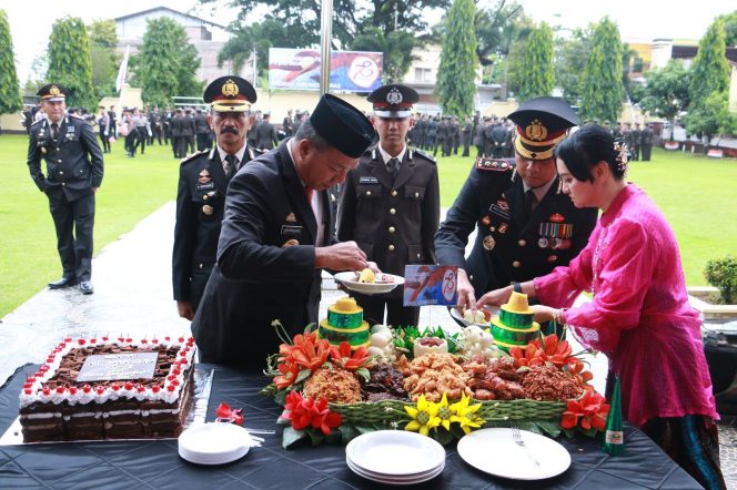 					Pemotongan Kue Tumpeng oleh Bupati Bulukumba Andi Muchtar Ali Yusuf. (Dok. Ist/ Humas)