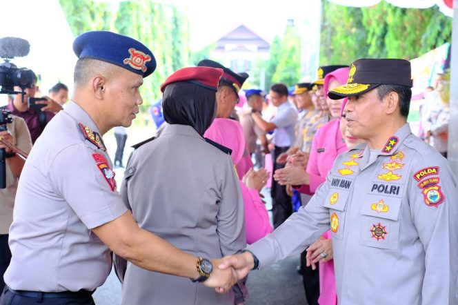 					Kapolda Sulsel Irjen Pol Andi Rian Memberi Salam Selamat kepada Danyon Brimob Bone AKBP Nur Ichsan. (Dok. Ist)