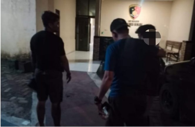 					Terduga Pelaku IN saat Dibawa ke Mapolres Sinjai. (Dok. Ist)