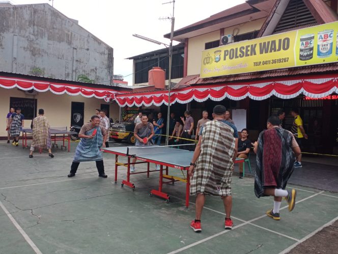 					Perayaan HUT Bhayangkara Ke 78, Keseruan Personil Polsek Wajo Saat Pertandingan Tenis Meja Antar Fungsi