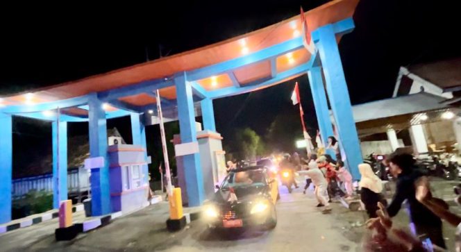 					Presiden Jokowi bersama Rombongan saat Memasuki Kawasan Wisata Tanjung Bira Bulukumba. (Dok. Ist/ Humas)