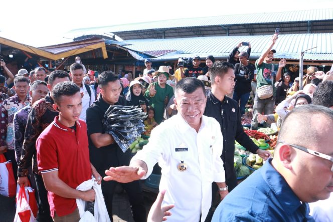 					Bupati Bulukumba Andi Muchtar Ali Yusuf Mendampingi Presiden Jokowi saat Berkunjung di Pasar Cekkeng. (Dok. Ist)