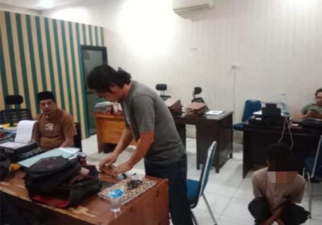 					Terduga Pelaku IR saat Diamankan di Ruang Penyidik Polres Sinjai. (Dok. Ist)