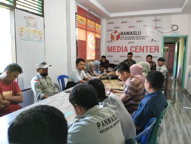 					Monitoring Pengawasan Pencocokan dan Penelitian di Kantor Panwaslu Kecamatan Gantarang Kabupaten Bulukumba. (Dok. Ist)