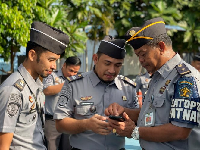					Pemeriksaan Handphone Milik Pegawai/ Staf Lapas Kelas IIA Bulukumba. (Dok. Ist)