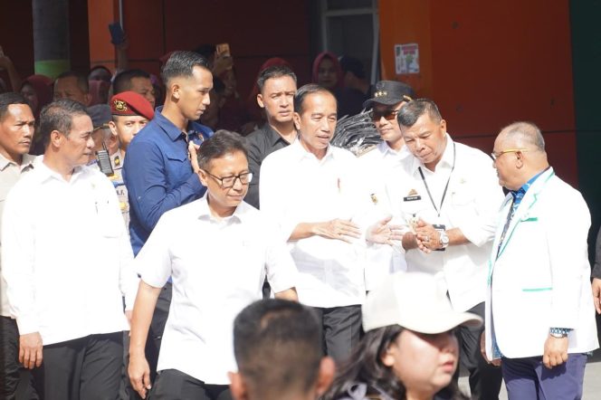 					Bupati Andi Muchtar Ali Yusuf Berbincang dengan Presiden Jokowi saat Kunker di RSUD Sulthan Dg Radja. (Dok. Ist/ Humas)