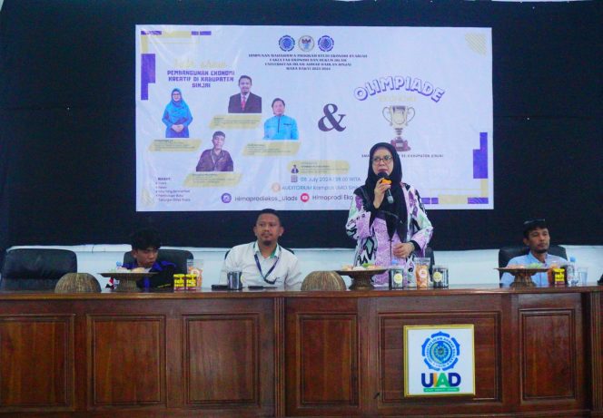 					Pj Ketua TP PKK Sinjai Cut Resmiati saat Pemaparan Materi Dihadapan Peserta Talk Show. (Dok. Ist/ Humas)