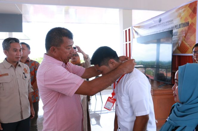 					176 Warga Bulukumba Dilatih Menjahit hingga Jadi Operator Alat Berat