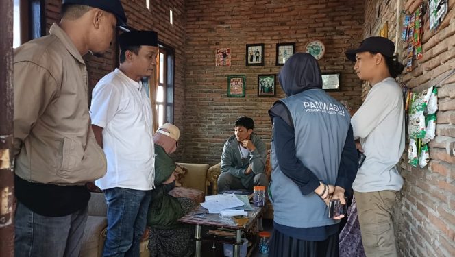 					Bawaslu Sinjai bersama Jajaran Turun Langsung Usai Menemukan Adanya Joki Pantarlih Melakukan Coklit. (Dok. Ist)