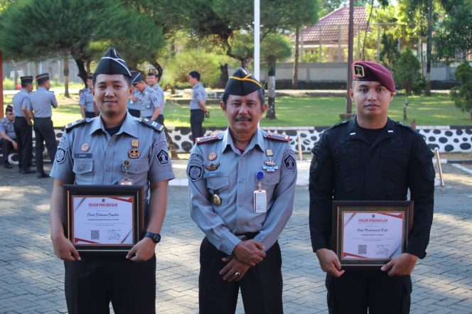 					Dua Pegawai Lapas Narkotika Sungguminasa, Gowa Terima Penghargaan. (Dok. Ist)