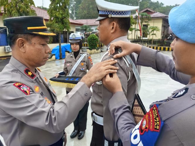 					Penyematan PIN kepada Personel Satlantas Polres Sinjai Tanda Dimulainya Operasi Patuh Pallawa 2024. (Dok. Ist/ Humas)