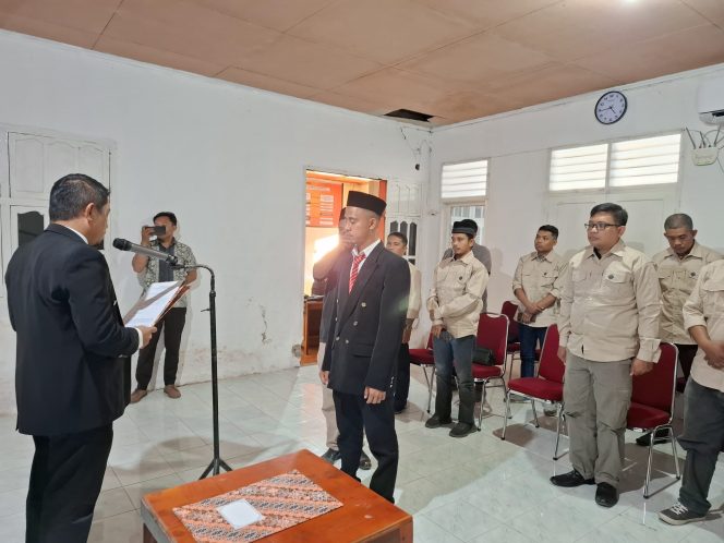 					Ketua Bawaslu Bulukumba Bakri Abubakar Melantik PAW Panwascam Bulukumpa. (Dok. Ist)