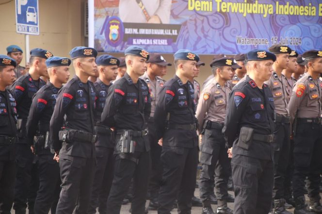 					Apel Gelar Pasukan diikuti personel gabungan dari TNI, Polri, pos Basarnas, Dinas Perhubungan, dan Satpol PP Kabupaten Bone. (Dok. Ist)