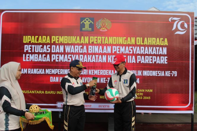 					Kalapas Kelas IIA Parepare Totok Budianto Menyerahkan Perlengkapan Lomba kepada Ketua Panitia. (Dok. Ist)