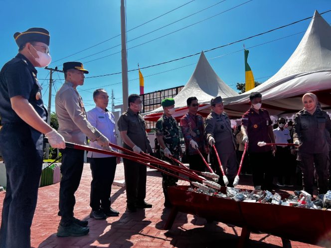 					Pemusnahan Barang Bukti Rokok Ilegal dan Sabu di Kejari Parepare. (Dok. Berita.News/ Wahyu)