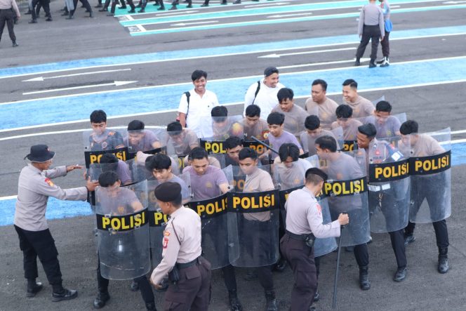 					Personel Polres Bulukumba Latihan Dalmas di Halaman Mapolres. (Dok. Ist/ Humas)