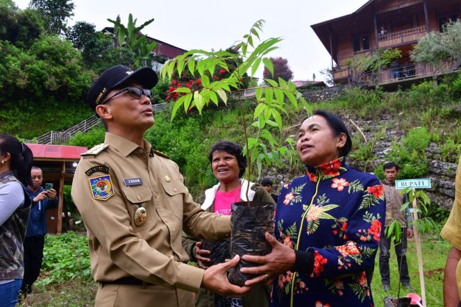 					Prof Zudan Berbagai Bibit Pohon, Mitigasi Perubahan Iklim di Torut
