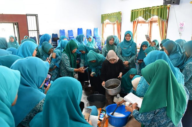 					TP PKK Sinjai Gelar Pelatihan Kerajinan Eco Print