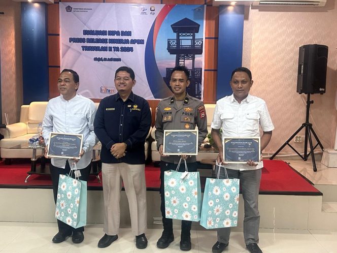 					penghargaan diserahkan langsung oleh Kepala KPPN Sinjai, Arif Kurniadi yang diterima oleh Kasi Keu Polres Sinjai Ipda Aswin. (Dok. Ist/ Humas)