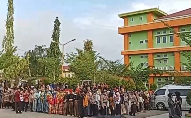 					Ratusan Warga Memadati Pelataran RSUD Sinjai. (Dok. Net)