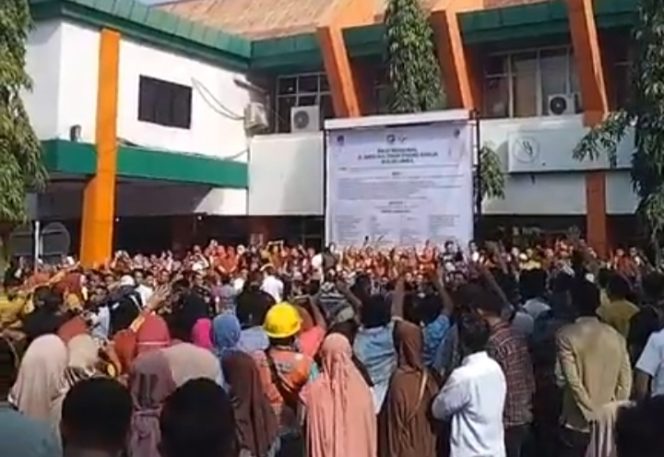 					Ratusan Warga Berebut Baju Kaos yang Dibagikan Presiden Jokowi di RSUD Sulthan Dg Radja Bulukumba. (Dok. Berita.News/ Syarif)