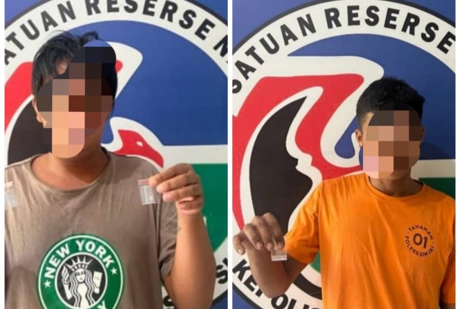 					Kedua Terduga Pelaku Penyalahgunaan Narkotika Jenis Sabu Diamankan di Mapolres Sinjai. (Dok. Ist)