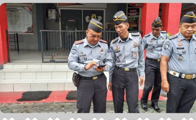 					Kalapas Parepare Periksa Hp Para Pegawai. (Dok. Ist)