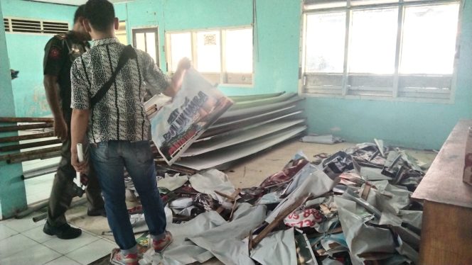 					Baliho, Reklame dan APK Dikumpulkan di Kantor Satpol PP Bulukumba. (Dok. Berita.News/ Syarif)