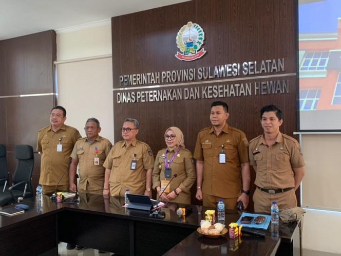 					Kepala Dinas Peternakan dan Kesehatan Hewan (PKH) Pemprov Sulsel Nurlina Saking bersama jajarannya (dok.)