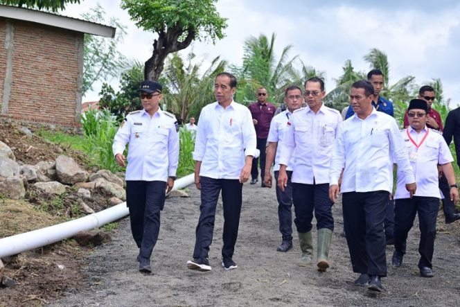 					Kunjungi Desa Layoa, Presiden Jokowi Jalan Kaki Diatas Slag Nikel Huadi Group