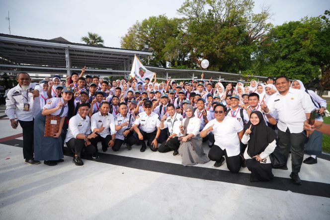 					Pj Gubernur Sulsel Prof Zudan Arif Fakhrulloh berfoto dengan siswa usai memipin upacara MPLS di Rujab Gubernur (dok)