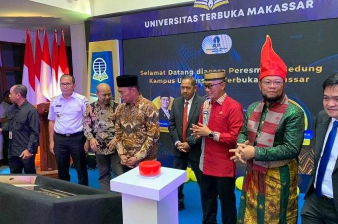 					Menko PMK RI Muhadjir Effendy didampingi Pj Gubernur Sulsel Prof Zudan Arif Fakhrulloh saat meresmikan gedung baru Universitas Terbuka Makassar (dok.)